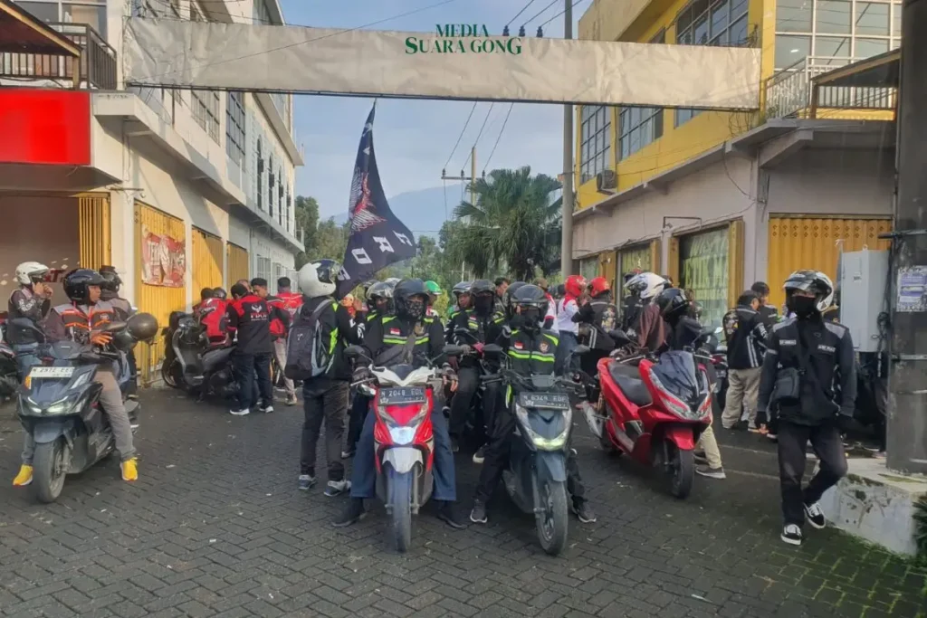 Ratusan Ojek Online Malang memulai aksi konvoi menuju Surabaya dalam rangka Aksi Nasional Kebangkitan Driver Online, Selasa (20/5/2025)