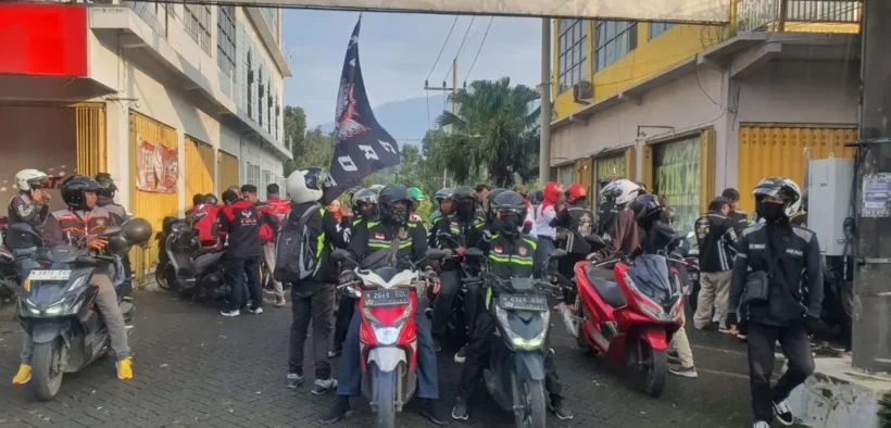 Ratusan Ojek Online Malang memulai aksi konvoi menuju Surabaya dalam rangka Aksi Nasional Kebangkitan Driver Online, Selasa (20/5/2025)