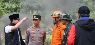 Pencarian korban tanah longsor di desa Depok Kecamatan Bendungan Kabupaten Trenggalek terhambat karena Akses jalan yang sulitkan Tim Gabungan