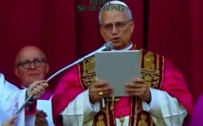 Sri Paus Leo XIV yang baru menggunakan kasula merah saat Urbi et Orbi (Tangkap Layar oleh: Galih)