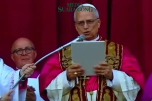 Paus Leo XIV Memakai Kasula Warna Merah