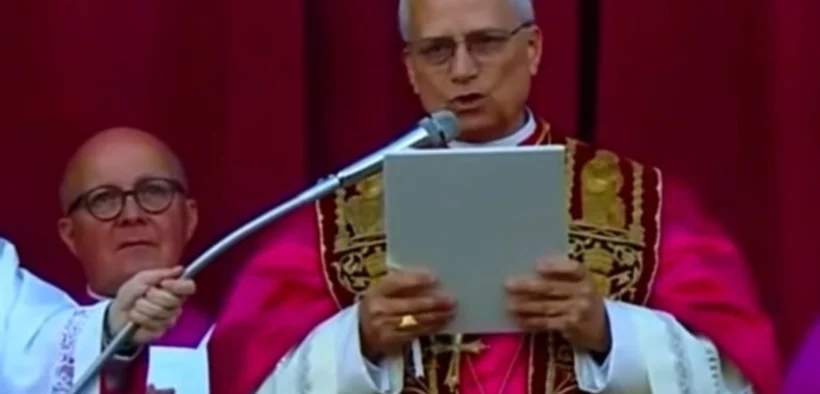 Sri Paus Leo XIV yang baru menggunakan kasula merah saat Urbi et Orbi (Tangkap Layar oleh: Galih)