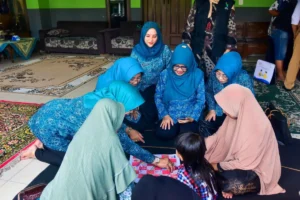 TP PKK Lumajang Apresiasi Inovasi Posyandu Lansia dengan Permainan Tradisional