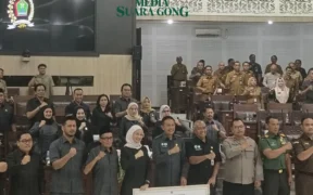 Walikota Wahyu Hidayat dalam sesi foto bersama usai rapat LKPJ (Foto oleh: Galih)