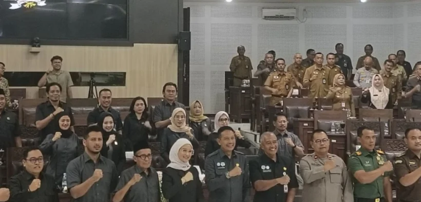 Walikota Wahyu Hidayat dalam sesi foto bersama usai rapat LKPJ (Foto oleh: Galih)