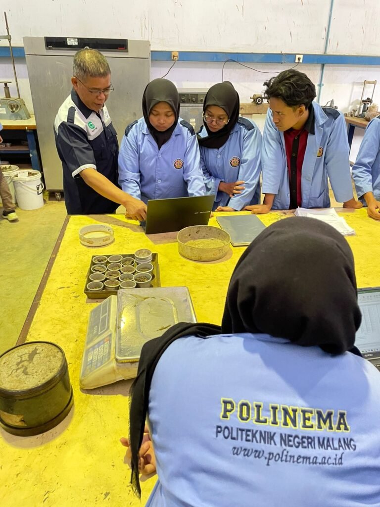 muhammad zenuri mendampingi mahasiswa dan mahasiswi polinema malang praktik laboratorium teknik sipil