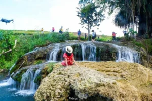 Weekacura Waterfall, air terjun unik yang mengalir tenang di tengah hamparan sawah hijau sumba Barat Daya.