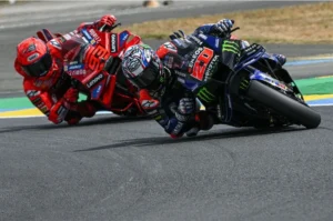 Duel sengit antara Fabio Quartararo (Yamaha/depan) dan Marc Marquez (Ducati/belakang) pada sprint MotoGP Prancis 2025, Sabtu (10/5/2025)