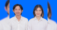 yono Bakrie menikah menggunakan baju putih dan background biru