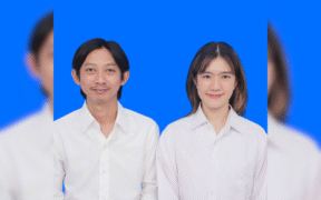 yono Bakrie menikah menggunakan baju putih dan background biru