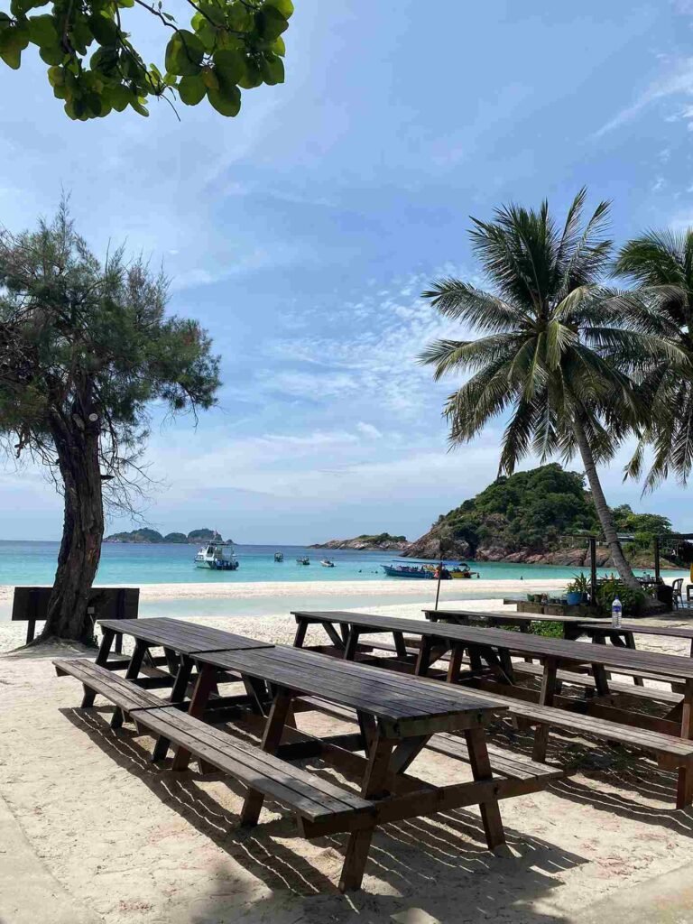 pemandangan pantai yang indah krisis Pulau Enggano