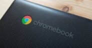 tampilan fisik laptop chromebook warna hitam bertektur kasar kasus laptop Chromebook