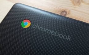 tampilan fisik laptop chromebook warna hitam bertektur kasar kasus laptop Chromebook