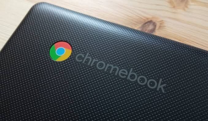 tampilan fisik laptop chromebook warna hitam bertektur kasar kasus laptop Chromebook