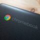 tampilan fisik laptop chromebook warna hitam bertektur kasar kasus laptop Chromebook