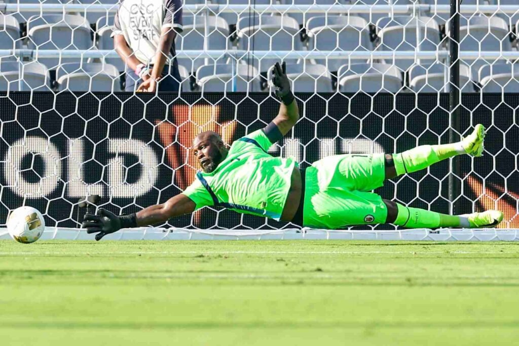 Johny Placide pake seragam hijau dan menjadi kiper Haiti vs Arab Saudi