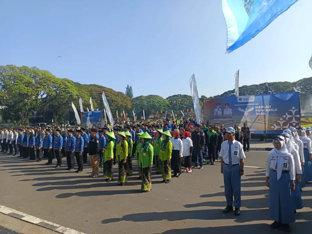 Pemerintah Kota Malang menggelar upacara peringatan Hari Lahir Pancasila 2025 di halaman depan Balaikota Malang, Senin (2/6/2025).