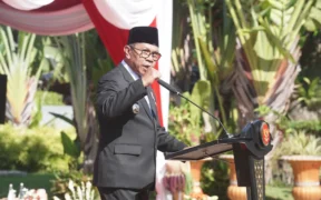 Wali Kota Batu Saat upacara bendera Peringatan Hari lahir Pancasila di halaman Balai Kota Among Tani, Senin pagi (2/6/2025).