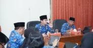 Ft : Bupati Arifin pimpinan rapat koordinasi bersama staf yang membahas penanganan pasca bencana di Trenggalek