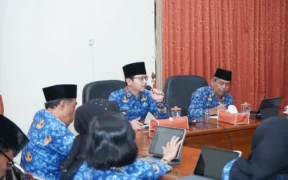 Ft : Bupati Arifin pimpinan rapat koordinasi bersama staf yang membahas penanganan pasca bencana di Trenggalek
