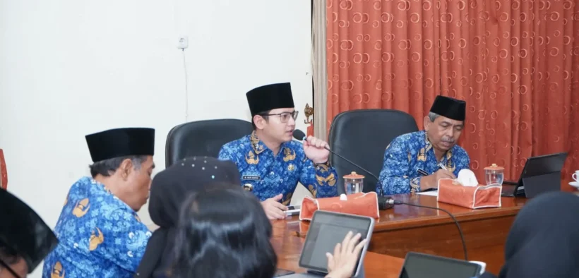 Ft : Bupati Arifin pimpinan rapat koordinasi bersama staf yang membahas penanganan pasca bencana di Trenggalek