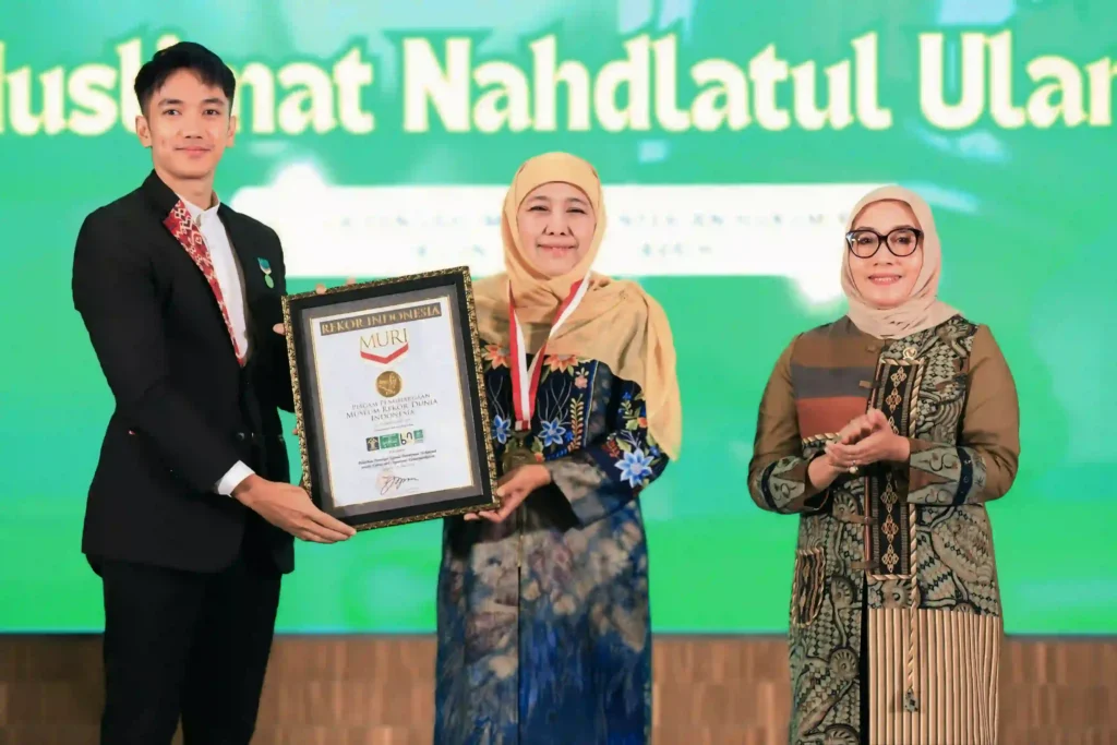 Gubernur Khofifah Indar Parawansa hadiri Kick Off Pelatihan Paralegal Muslimat NU yang digelar di Surabaya, sekaligus mencetak Rekor MURI. 