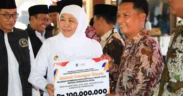 Pada Minggu (15/6/2025), Gubernur Khofifah menyalurkan bantuan sosial senilai total Rp6,37 miliar untuk Masyarakat Pamekasan