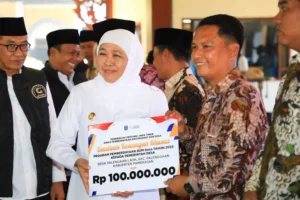 Gubernur Khofifah Salurkan Bantuan Rp6,37 Miliar di Pamekasan