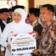 Pada Minggu (15/6/2025), Gubernur Khofifah menyalurkan bantuan sosial senilai total Rp6,37 miliar untuk Masyarakat Pamekasan