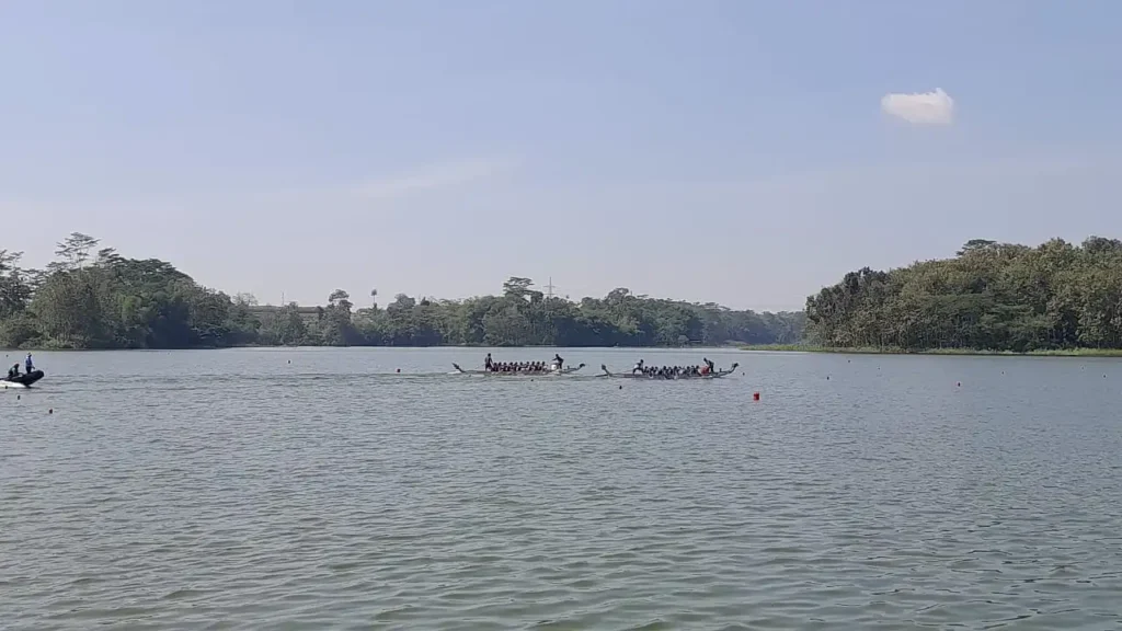 Lomba dayung dalam gelaran Pekan Olahraga Provinsi (Porprov) Jawa Timur 2025 berlangsung meriah dan penuh semangat.