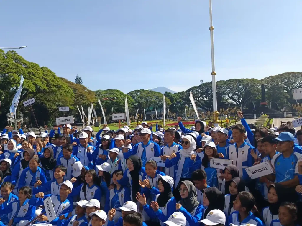Pelepasan Kontingen PORPROV Jatim IX Tahun 2025, bersama Wali Kota Malang dan Atlet. (MemoX/fat)