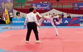 FT. Atlet taekwondo saat sedang bertanding di Porprov Jatim 2025. (MemoX/nif)