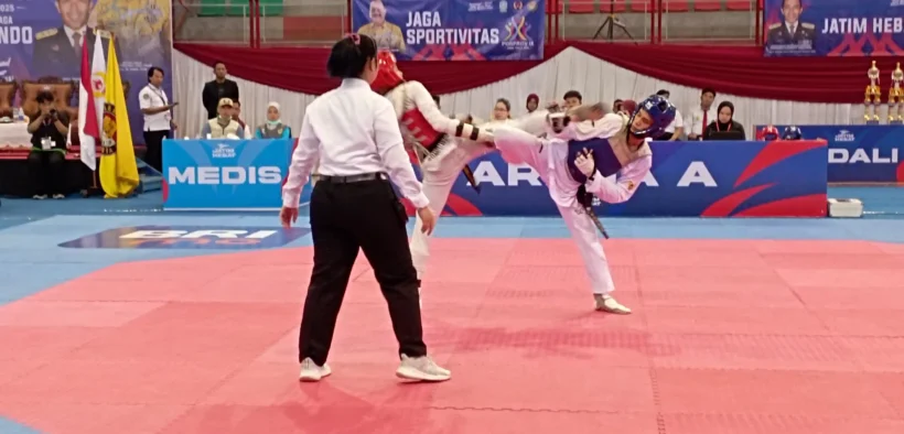 FT. Atlet taekwondo saat sedang bertanding di Porprov Jatim 2025. (MemoX/nif)