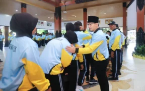 Suasana upacara pemberangkatan kontingen Trenggalek dalam rangka mengikuti Porprov Ke IX Jatim 2025 di pendopo Manggala Praja Nugraha