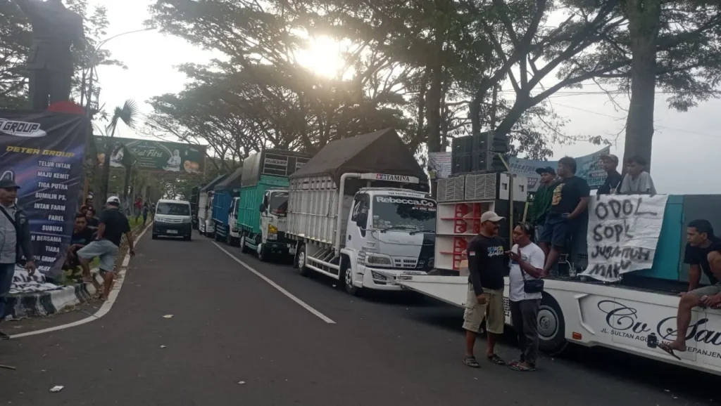 Ratusan Sopir Truk Mogok di Jalibar, Tolak Aturan ODOL