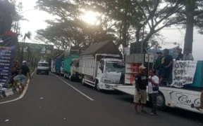 Ratusan sopir truk menggelar aksi mogok di sepanjang Jalur Lingkar Barat (Jalibar) Kepanjen, Kamis (19/6/2025) Terkait Aturan ODOL