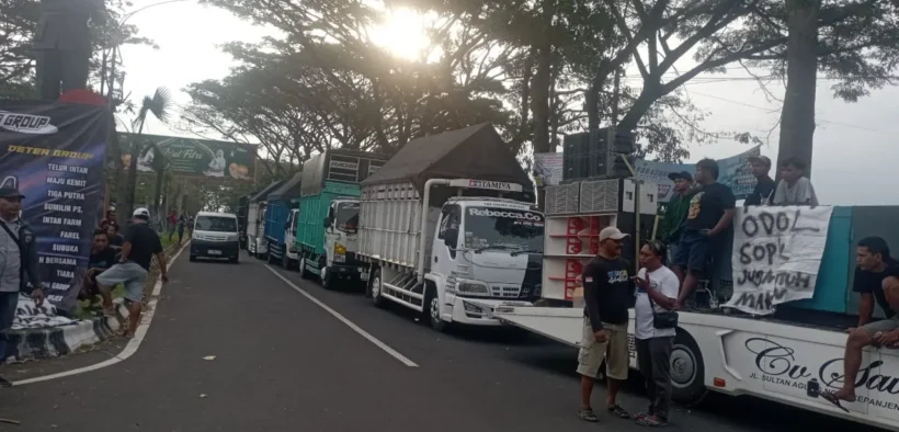 Ratusan sopir truk menggelar aksi mogok di sepanjang Jalur Lingkar Barat (Jalibar) Kepanjen, Kamis (19/6/2025) Terkait Aturan ODOL