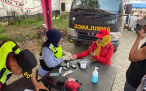 Peringati Hari Bhayangkara ke-79, Polres Batu menggelar layanan kesehatan gratis bagi masyarakat di Kawasan CFD Minggu (22/6/2025).