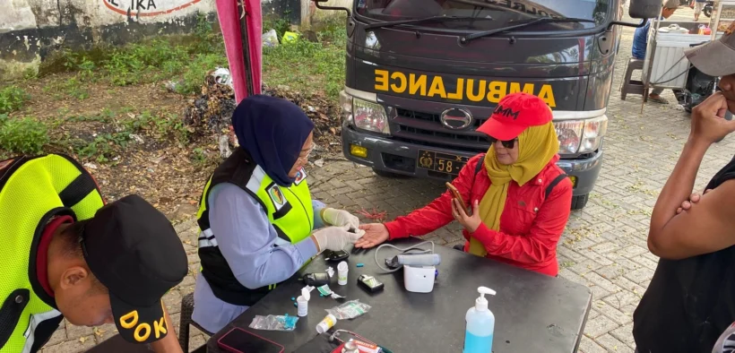 Peringati Hari Bhayangkara ke-79, Polres Batu menggelar layanan kesehatan gratis bagi masyarakat di Kawasan CFD Minggu (22/6/2025).