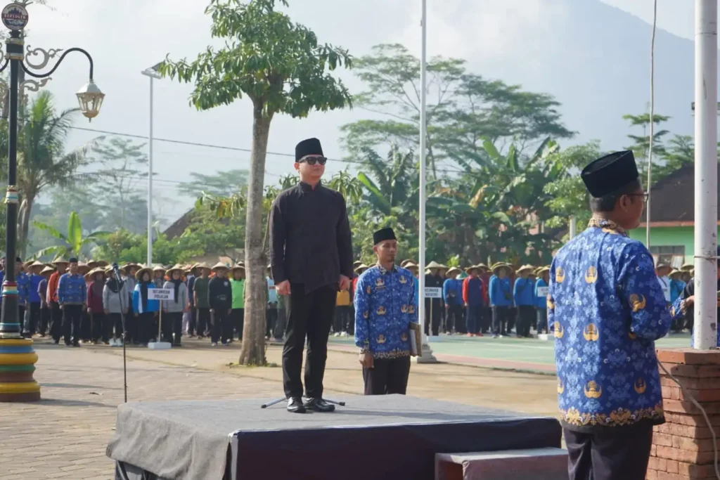 Pemerintah Kabupaten Trenggalek memperingati Hari Krida Pertanian ke-53 dengan Upacara di Lapangan Condro Geni Jumat (22/6/2025).