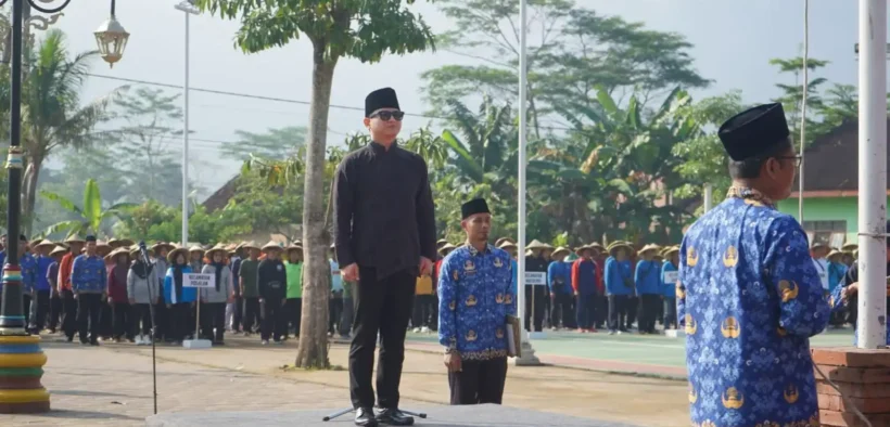 Pemerintah Kabupaten Trenggalek memperingati Hari Krida Pertanian ke-53 dengan Upacara di Lapangan Condro Geni Jumat (22/6/2025).