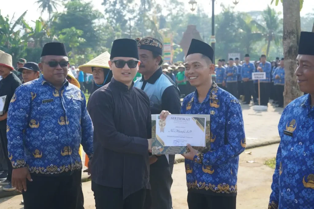 Mas Ipin secara simbolis menyerahkan sejumlah Alat dan Mesin Pertanian (Alsintan) kepada kelompok tani berprestasi