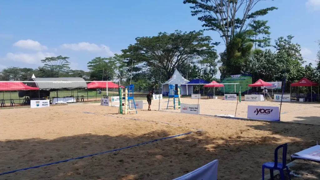 Cabang olahraga voli pantai kembali menarik perhatian di ajang Pekan Olahraga Provinsi (Porprov) IX Jawa Timur 2025.