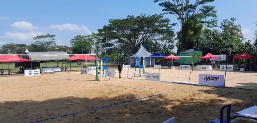 Cabang olahraga voli pantai kembali menarik perhatian di ajang Pekan Olahraga Provinsi (Porprov) IX Jawa Timur 2025.