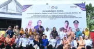 Istri Menteri Sosial RI (Gus Ipul) menebar benih ikan di salah satu sungai di Kelurahan Surodakan Trenggalek dukung Program Kinasih