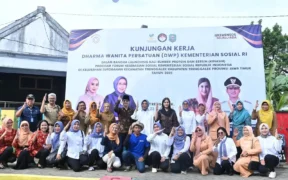 Istri Menteri Sosial RI (Gus Ipul) menebar benih ikan di salah satu sungai di Kelurahan Surodakan Trenggalek dukung Program Kinasih