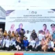 Istri Menteri Sosial RI (Gus Ipul) menebar benih ikan di salah satu sungai di Kelurahan Surodakan Trenggalek dukung Program Kinasih