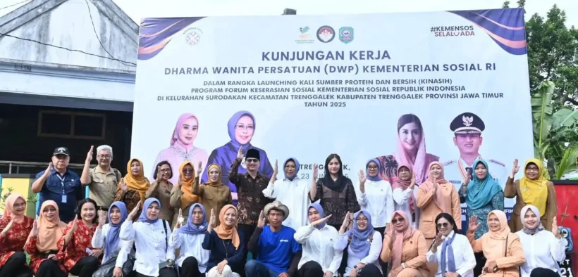 Istri Menteri Sosial RI (Gus Ipul) menebar benih ikan di salah satu sungai di Kelurahan Surodakan Trenggalek dukung Program Kinasih