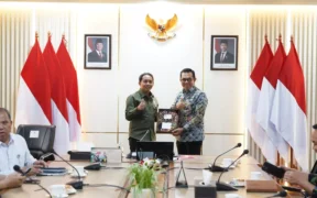 Wali Kota Batu Nurochman usulkan pembukaan jalan tembus Sukorejo – Batu saat audiensi dengan Menteri Kehutanan RI Raja Juli Antoni di Gedung Manggala Wanabakti, Jakarta, Selasa (24/6/2025).
