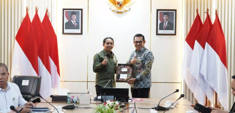 Wali Kota Batu Nurochman usulkan pembukaan jalan tembus Sukorejo – Batu saat audiensi dengan Menteri Kehutanan RI Raja Juli Antoni di Gedung Manggala Wanabakti, Jakarta, Selasa (24/6/2025).
